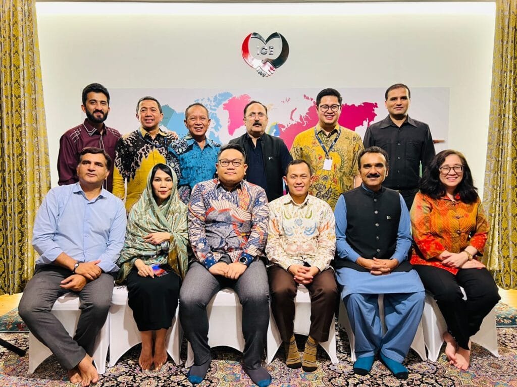 Foto bersama acara gala dinner di Istana Al Barkat