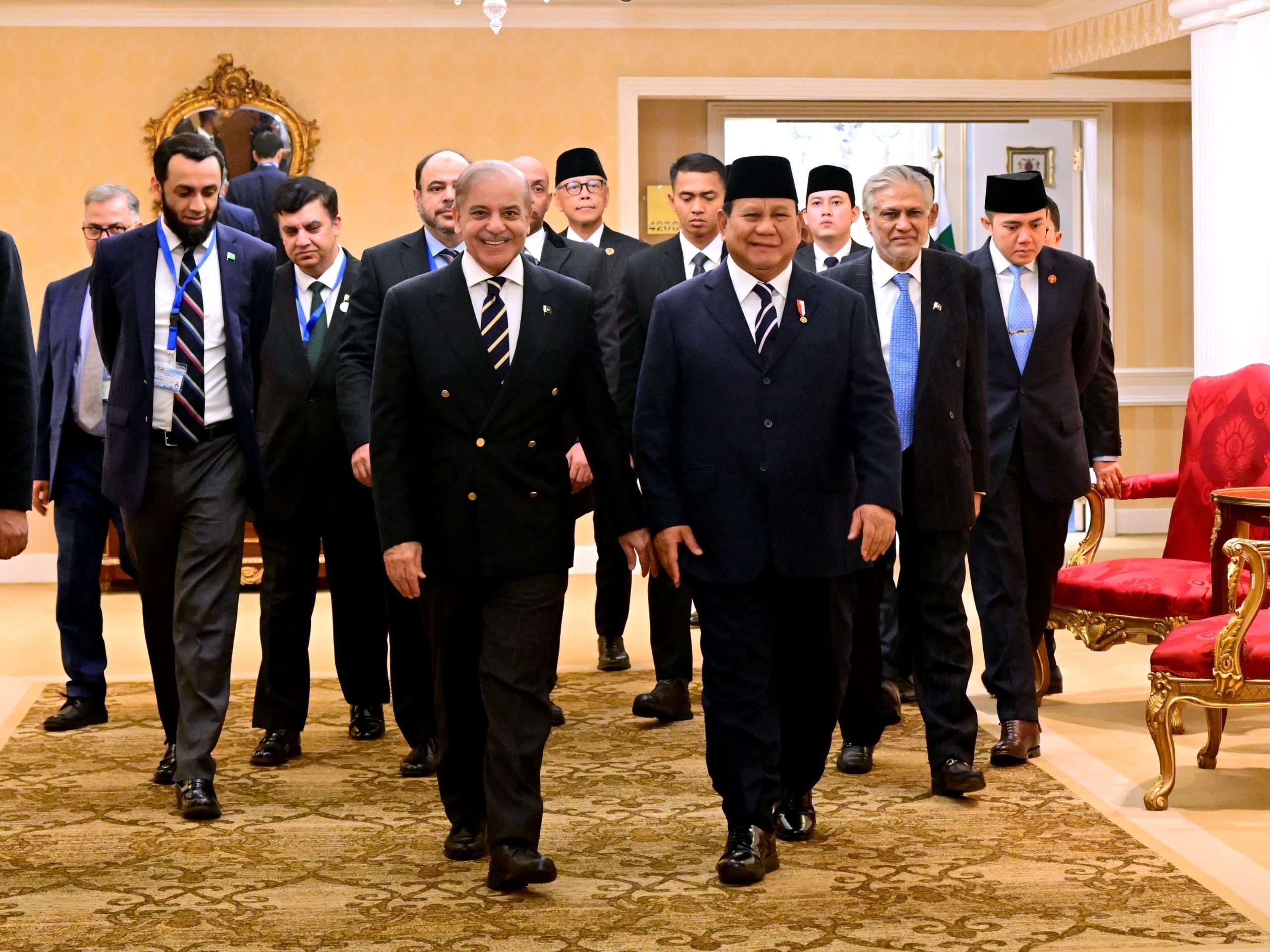 Presiden Prabowo beserta rombongan didampingi PM Pakistan Shehbaz Sharif dan rombongan keluar dari ruang acara