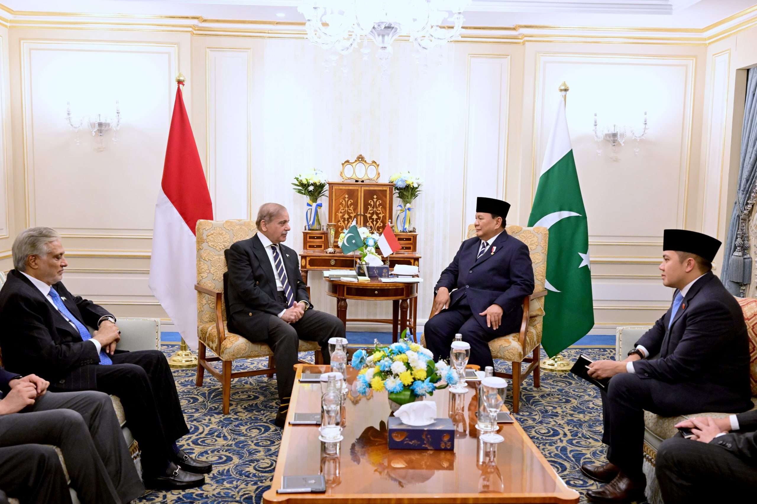 Presiden Prabowo Subianto melakukan pertemuan bilateral dengan Perdana Menteri (PM) Pakistan Shehbaz Sharif di Hotel St Regis New Capital, Kairo, Mesir, pada Rabu, 18 Desember 2024.