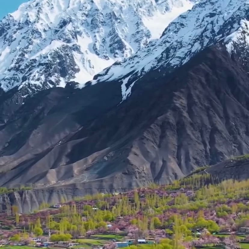 Wisatawan menikmati hiking di lembah hijau Pakistan utara saat musim semi, menunjukkan daya tarik pariwisata