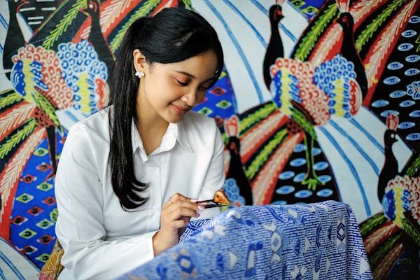 Kerajinan tangan-pengrajin-batik-tradisional-jawa-barat
