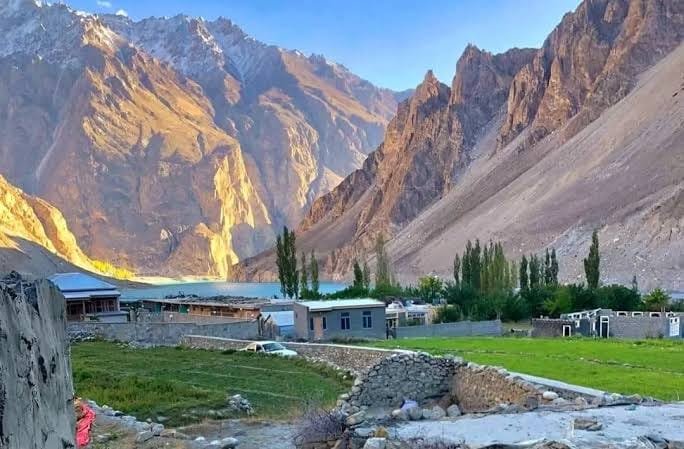 Pemandangan musim semi yang menakjubkan di Lembah Hunza, Pakistan, menunjukkan potensi ekonomi dari pertanian dan pariwisata