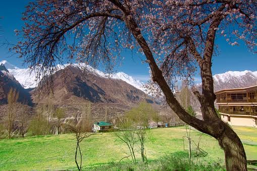 Pemandangan indah Lembah Hunza dan Skardu di musim semi