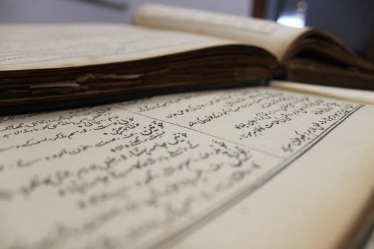  Manuskrip Kuno dengan Kaligrafi Urdu.