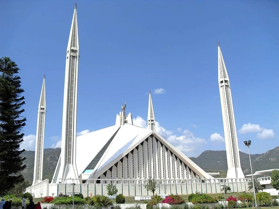 Masjid Faisal di Islamabad, ikon arsitektur modern Pakistan dengan pemandangan Pegunungan Margalla