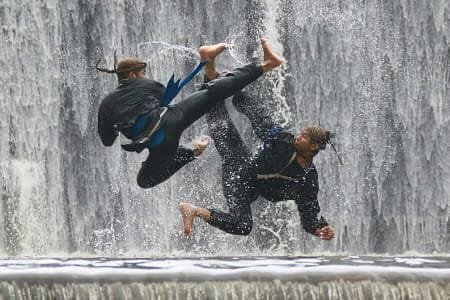 Praktisi Pencak Silat menampilkan salah satu posisi dasar seni bela diri tradisional Indonesia