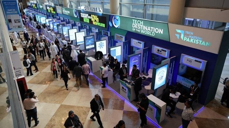 Foto delegasi atau booth pameran yang menunjukkan perwakilan dari 80 perusahaan teknologi Pakistan berpartisipasi dalam ajang internasional, menandakan ekspansi global