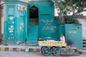 Potret penduduk pakistan sedang berjualan buah-buahan.