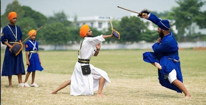 Praktisi Gatka dari Pakistan menampilkan keterampilan menggunakan tongkat kayu atau pedang tradisional