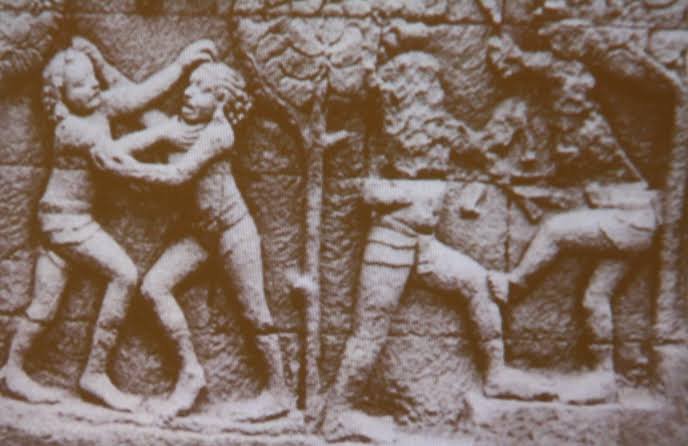 Ukiran atau relief kuno dari Candi Borobudur yang menampilkan gerakan dasar Pencak Silat