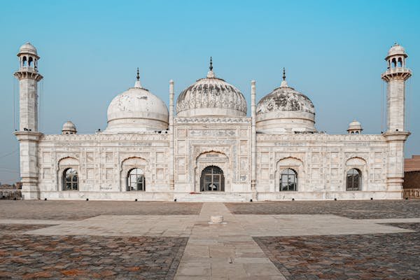 Masjid elegan di Ahmedpur East, Pakistan, menampilkan arsitektur Islam dengan kubah dan menara yang memukau