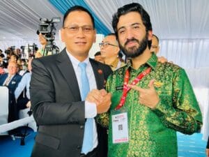 Atta Ul Karim bertemu dengan sahabatnya Kosasih, jenderal bintang dua yang menjabat sebagai Sekretaris Militer Presiden RI. Atta Ul Karim bertemu dengan sahabatnya Kosasih, jenderal bintang dua yang menjabat sebagai Sekretaris Militer Presiden RI.