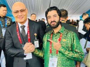 Atta Ul Karim bersama dengan Deddy Corbuzier, publik figur dan juga staff khusus Menteri Pertahanan RI. Atta Ul Karim bersama dengan Deddy Corbuzier, publik figur dan juga staff khusus Menteri Pertahanan RI.
