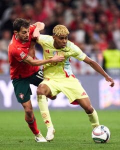 Pemain Portugal (kiri) dan pemain Spanyol (kanan) berduel ketat memperebutkan bola di pertandingan final UEFA Nations League.