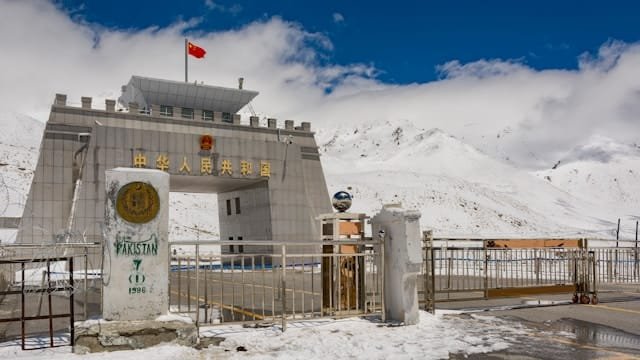 Gerbang tertinggi dunia Khunjerab Pass menghubungkan Pakistan dan Tiongkok di Karakoram Highway.