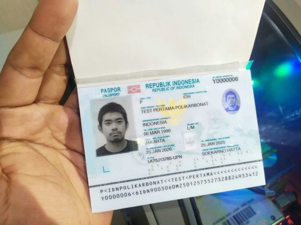 Halaman identitas paspor Indonesia 2025 yang terbuat dari material polikarbonat canggih