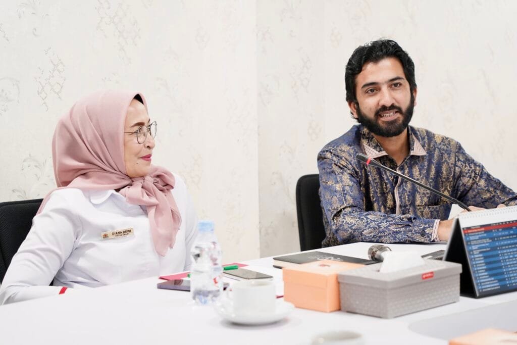 Chairman ICE, Atta Ul Karim saat sedang berdiskusi dengan Ketua KADIN DKI Jakarta, DIana Dewi