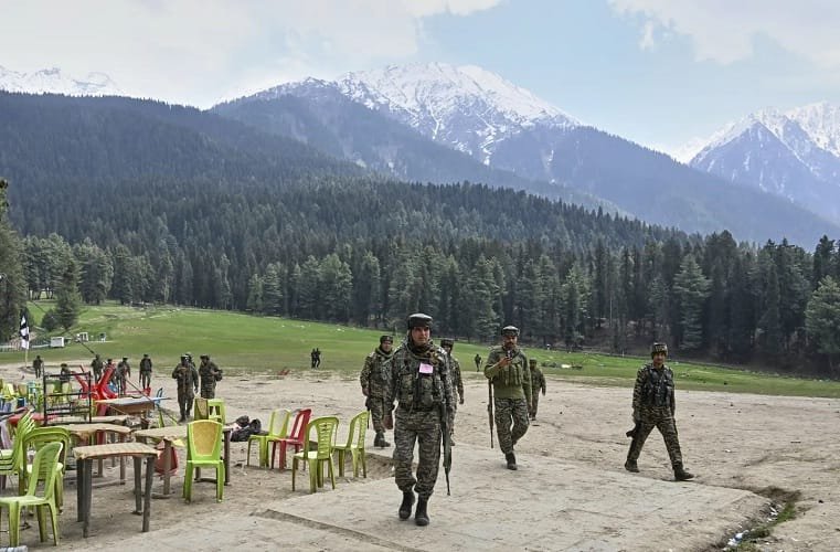 Lembah Kashmir dengan ladang bunga bermekaran dan orang-orang lokal, melambangkan keindahan alam dan ketahanan budaya di tengah konflik