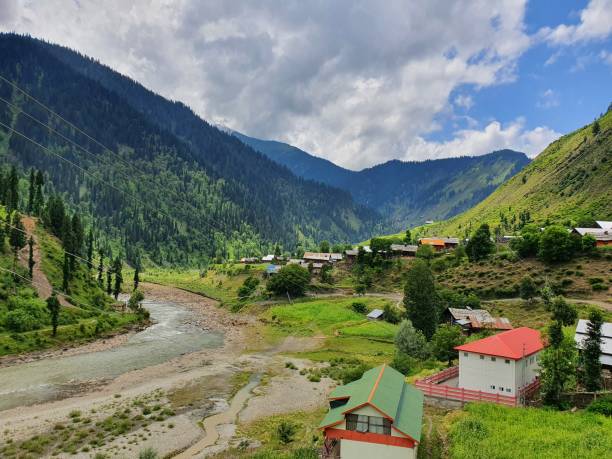 Pemandangan luas Pegunungan Himalaya di Kashmir, menampilkan keindahan geografis wilayah tersebut