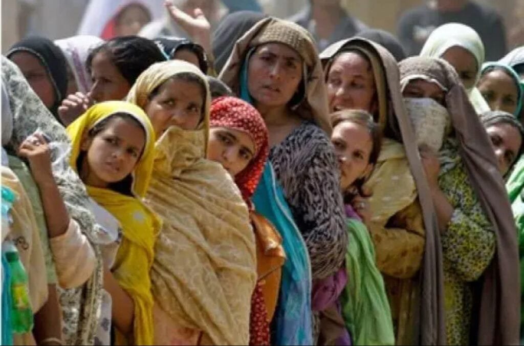 Sekelompok mahasiswi perempuan di sebuah universitas di Pakistan, menunjukkan peningkatan akses pendidikan tinggi