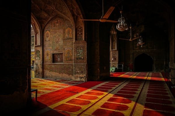 Masjid Badshahi di Lahore, Pakistan, menunjukkan kemegahan arsitektur Mughal dengan kubah megah dan menara tinggi