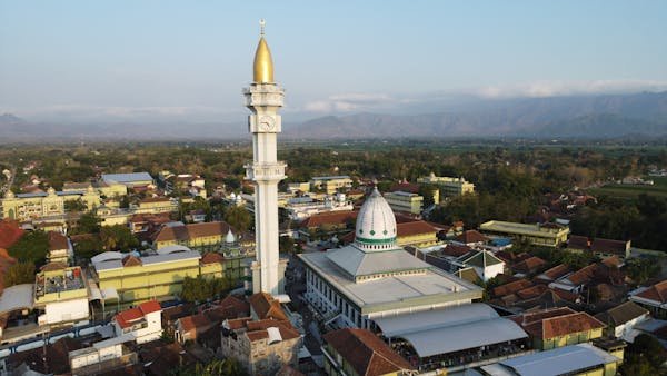 Pemandangan udara masjid modern di Ponorogo, Indonesia, dengan desain kontemporer yang terinspirasi arsitektur Islam