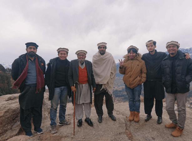 Seorang tetua suku Pashtun di Pakistan mengenakan pakaian tradisional, melambangkan Pashtunwali sebagai kode etik yang menjaga identitas dan tradisi