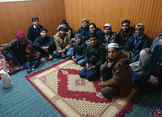 Penulis berinteraksi dengan anggota suku Pashtun di wilayah Manshera, Pakistan