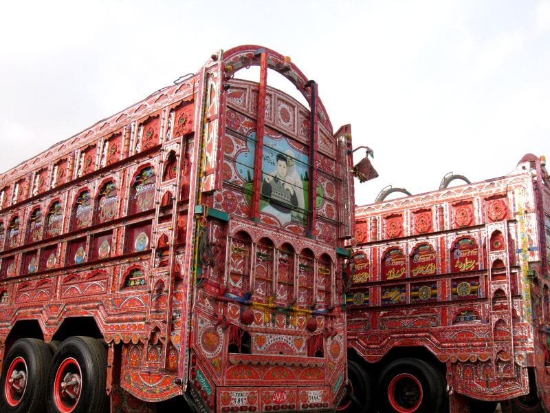 Sebuah truk Pakistan yang dihias penuh warna dengan lukisan dan ornamen, menunjukkan keunikan seni Truck Art Pakistan