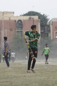 Anak-anak Pakistan dengan semangat bermain kriket di jalanan sempit Karachi, menunjukkan kecintaan pada olahraga nasional.