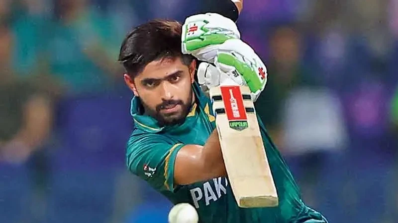 Gambar close-up Babar Azam, kapten tim nasional kriket Pakistan saat ini, dalam seragam pertandingan.