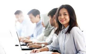 Sekelompok mahasiswa S2 sedang berdiskusi, menunjukkan aktivitas akademik yang didukung beasiswa