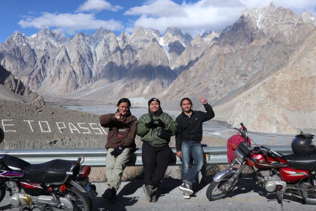 Pemandangan dramatis Karakoram Highway (KKH) di Pegunungan Karakoram.