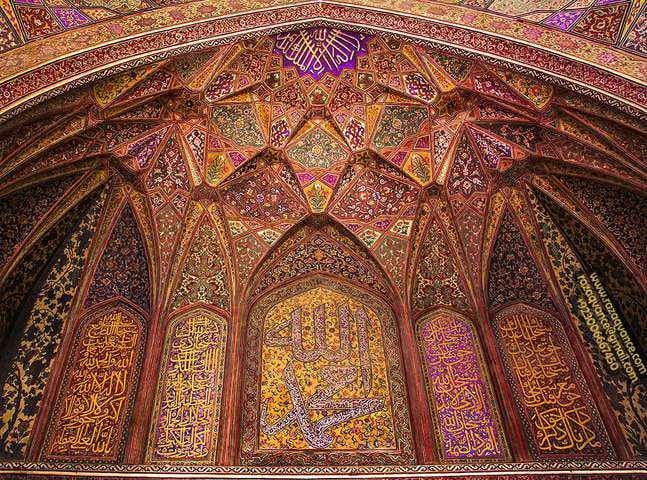 Contoh kaligrafi Islam yang rumit, menunjukkan seni tradisional Pakistan