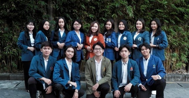 Mahasiswa tersenyum gembira menerima simbolis beasiswa Mahaghora