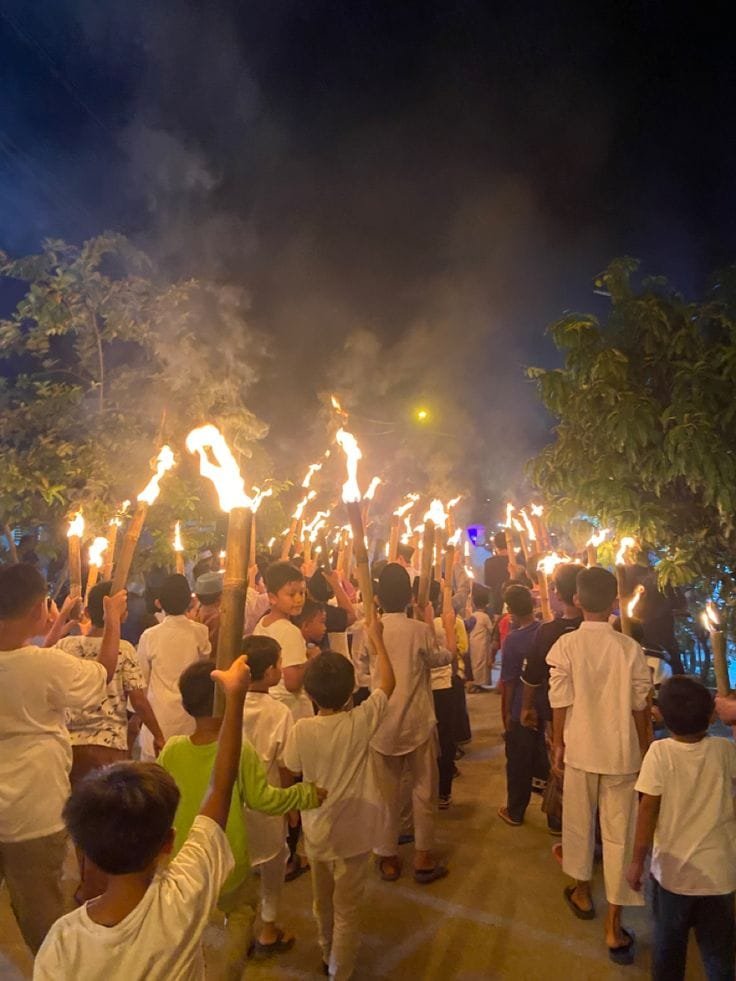 Anak-anak mengikuti pawai obor merayakan Muharram di Indonesia., Umat Muslim berdoa dalam dzikir bersama di Masjid Istiqlal menyambut Tahun Baru Islam
