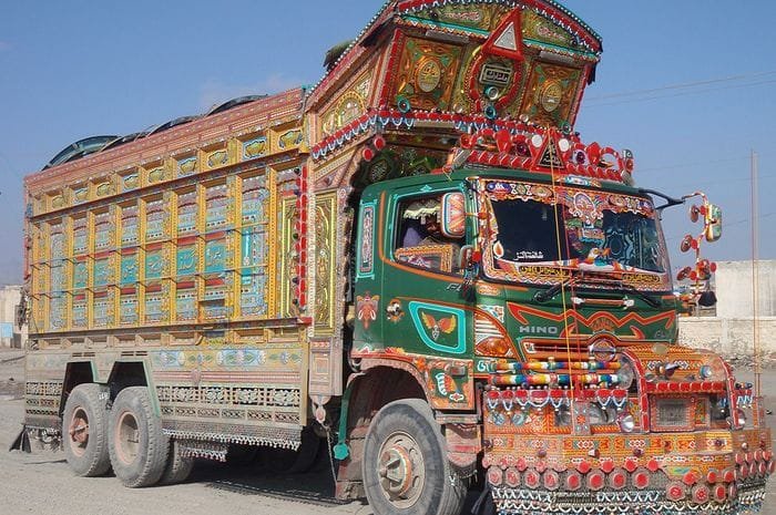 Pengaruh Islam pada seni di Pakistan, digambarkan dengan kaligrafi Arab dan seni truck art yang penuh warna