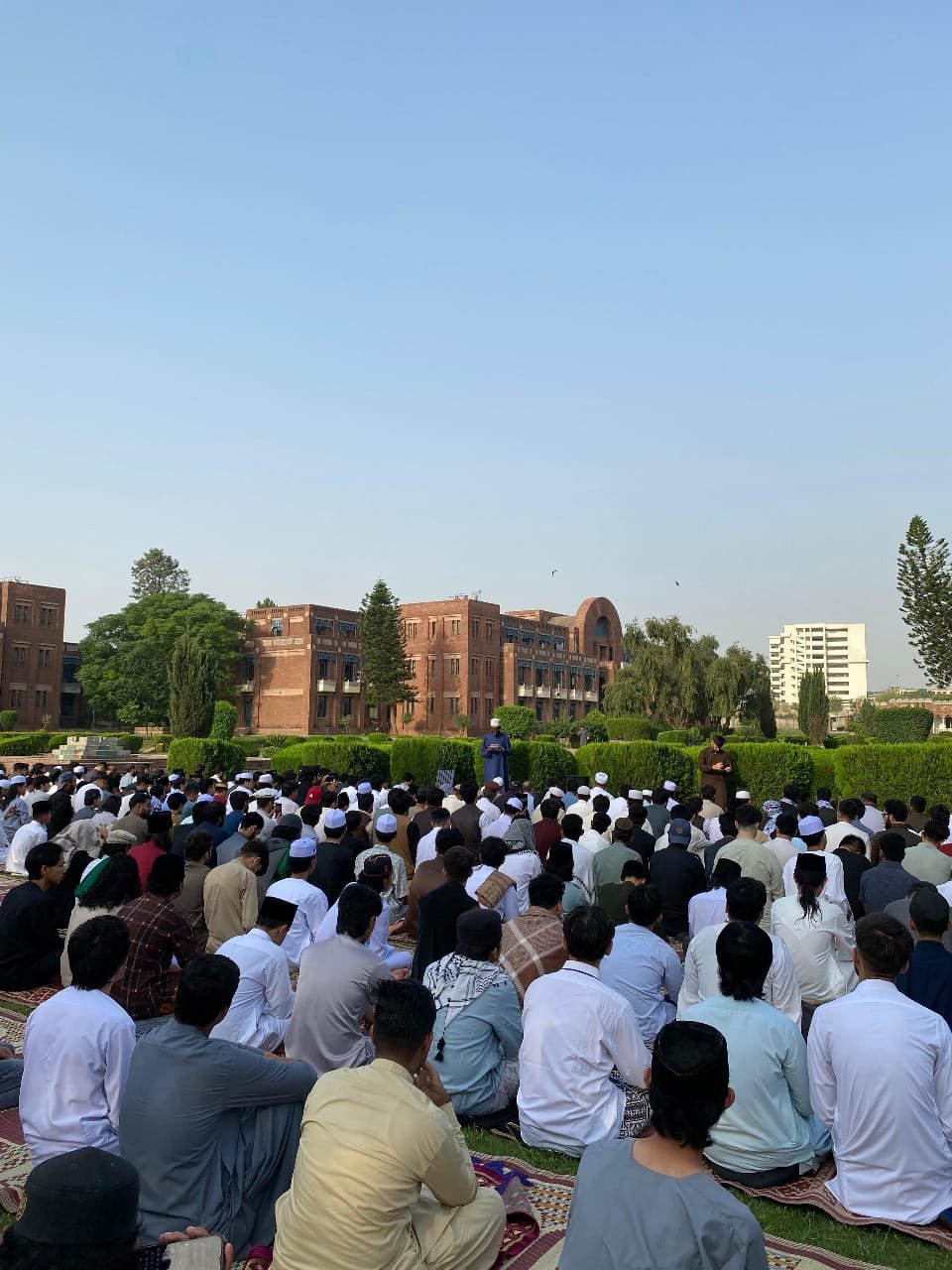 Ribuan jamaah Muslim Pakistan melakukan salat Idul Adha di Eidgaah, sebuah lapangan terbuka