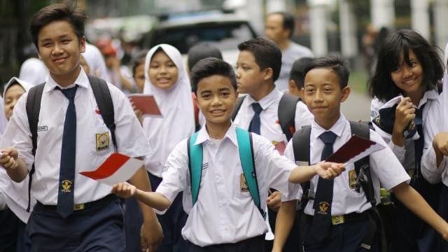 Gedung sekolah dasar atau menengah dengan siswa berseragam di Indonesia