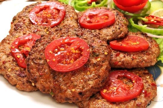 Chapli Kebab khas Pakistan, patty daging cincang pipih yang digoreng
