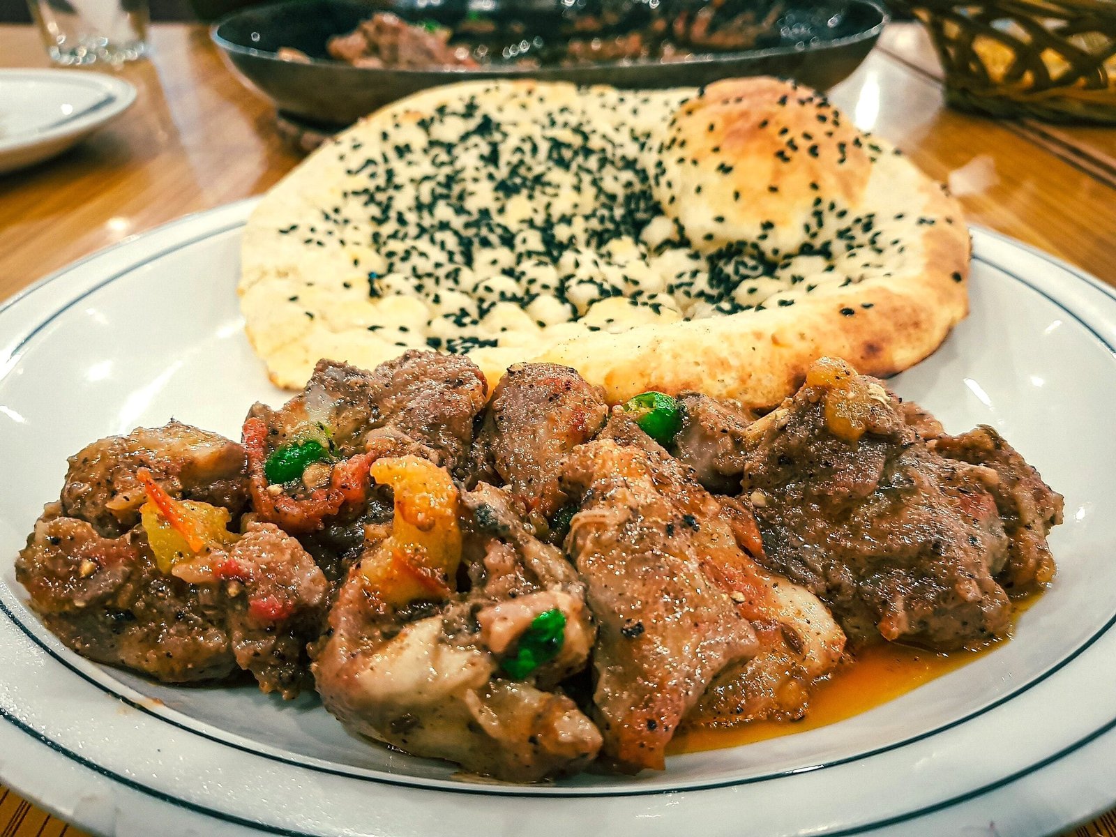 Dumba Karahi, masakan domba Pakistan yang dimasak dalam wajan besi khas