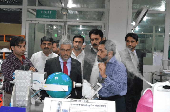 Forward Sport, Pabrik Bola di Sialkot, Pakistan yang memproduksi bola sepak untuk FIFA