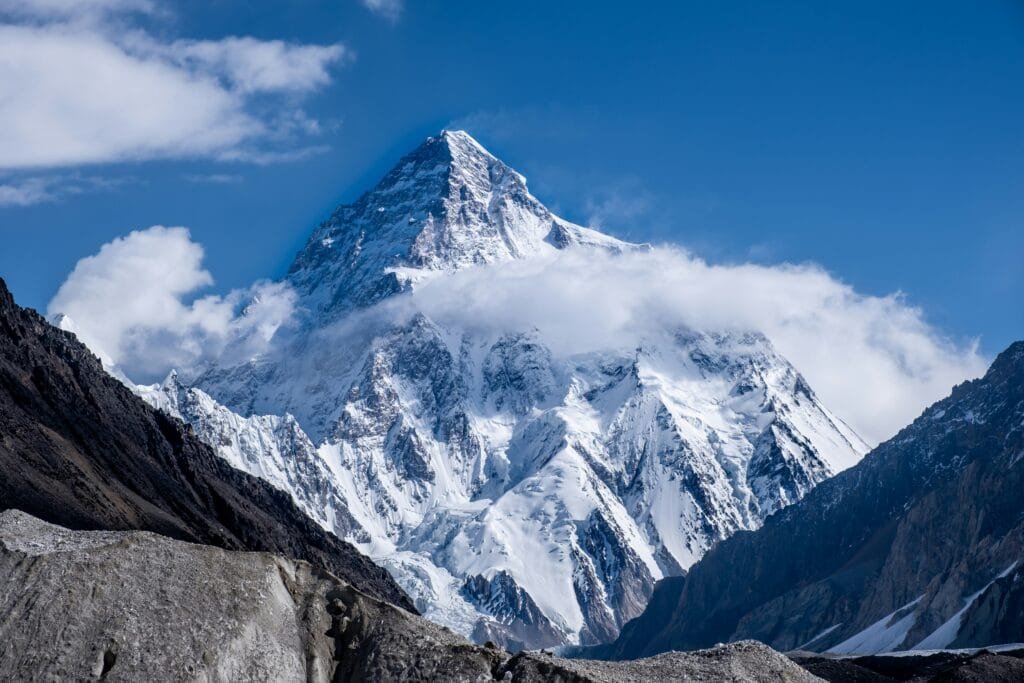 Pemandangan Gunung K2 di Pakistan yang tertutup salju, puncak tertinggi kedua di dunia dan tantangan bagi pendaki.
