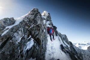 Pendaki menghadapi kesulitan di jalur Bottleneck Gunung K2, menunjukkan tantangan teknis.