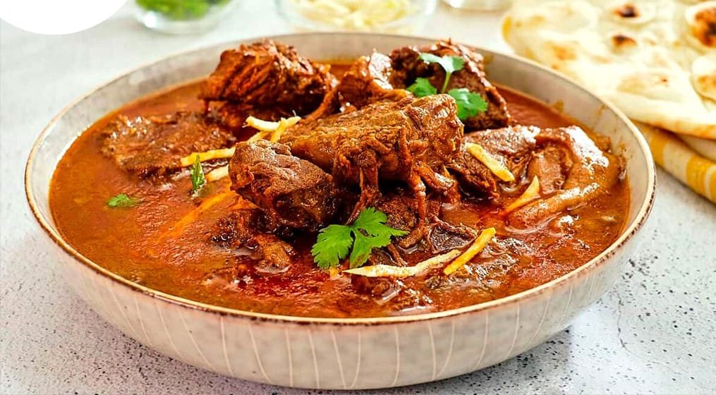 Nihari, semur daging sapi tradisional Pakistan yang dimasak perlahan hingga empuk