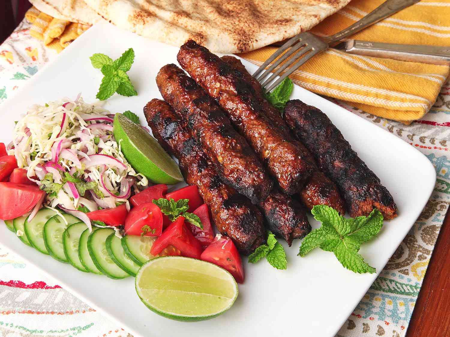 Seekh Kebab Pakistan, daging cincang berbumbu yang dibakar tusuk