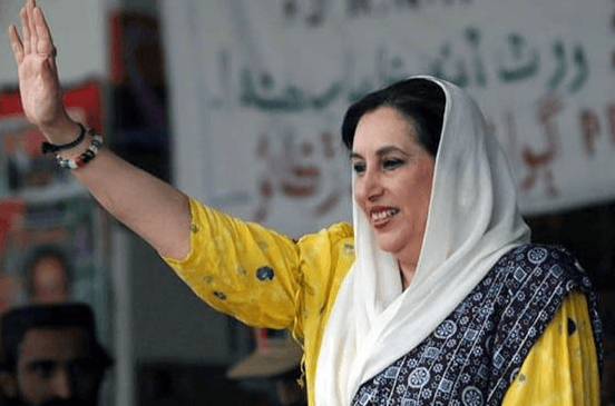 Potret Benazir Bhutto, Perdana Menteri perempuan pertama di negara mayoritas Muslim, berpidato