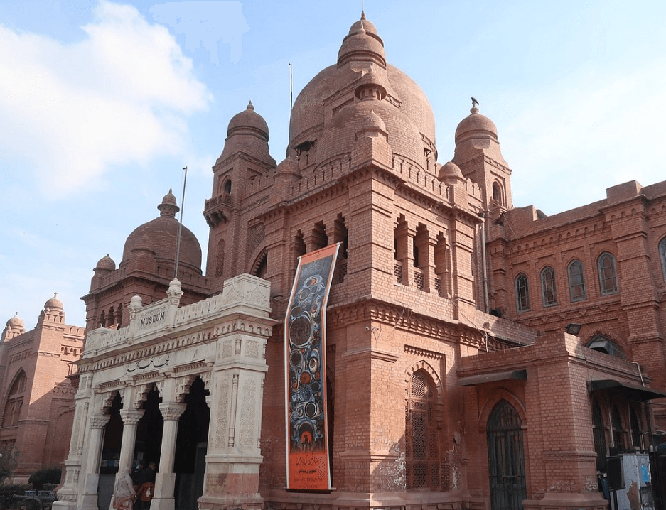 Fasad eksterior Museum Lahore, bangunan bersejarah di Pakistan