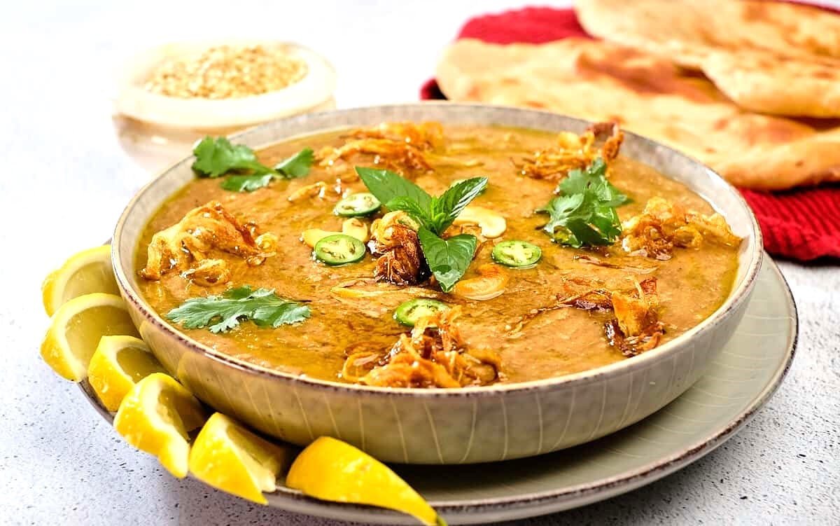 Daging karahi, tumisan berempah yang dimasak dalam wajan khas