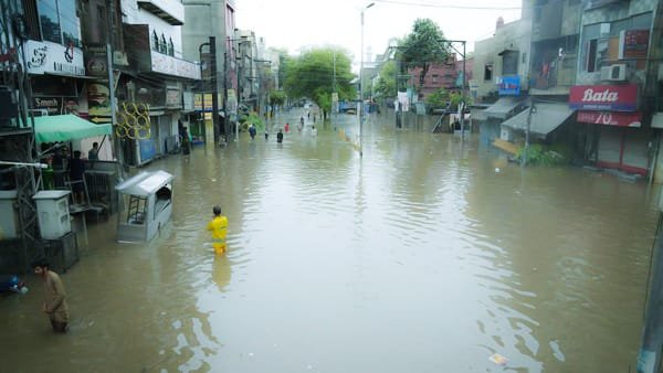 Wilayah pemukiman terendam banjir sebagai akibat dari krisis iklim dan musim monsun